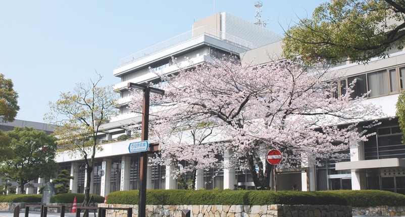 写真:本庁舎外観 写真:本庁舎外観
