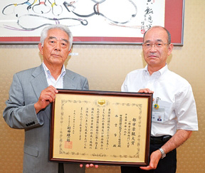 甲陽園目神山地区まちづくり協議会会長・赫勲男さんと河野市長 甲陽園目神山地区まちづくり協議会会長・赫勲男さんと河野市長