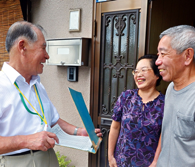 写真:民生委員の訪問 写真:民生委員の訪問