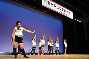 写真:ステージ発表 写真:ステージ発表