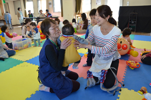 写真:子育ての先輩からうれしいアドバイス 写真:子育ての先輩からうれしいアドバイス
