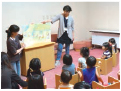 写真:子供向けおはなし会の様子 写真:子供向けおはなし会の様子