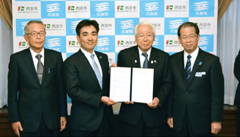 写真:兵庫県立西宮病院と西宮市立中央病院の統合再編基本協定締結式 写真:兵庫県立西宮病院と西宮市立中央病院の統合再編基本協定締結式