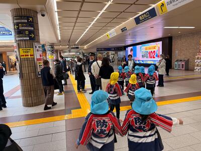 幼稚園児が火災予防を呼びかける様子