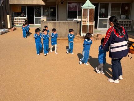 おはしもの約束を守り安全に避難する園児の写真
