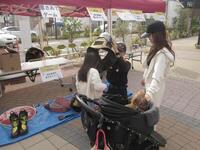 防火ヘルメットの重さを体感している様子