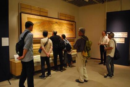 展示解説の様子