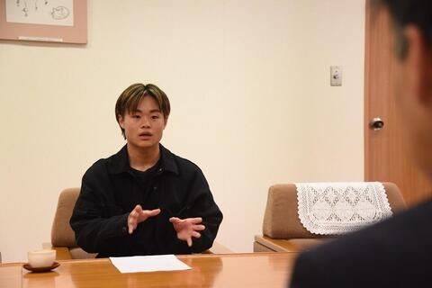 市長と懇談する阪本紬さん