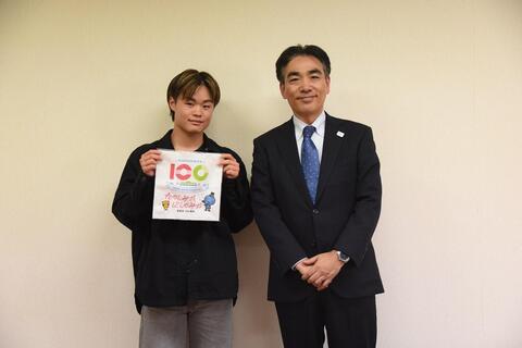 阪本紬さんと市長の集合写真