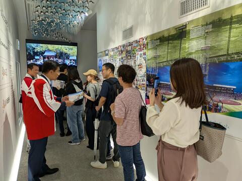 来場者にパンフレットを配布する石井市長