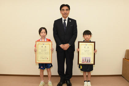 島佳穂さん、上村瑛美さんと石井市長